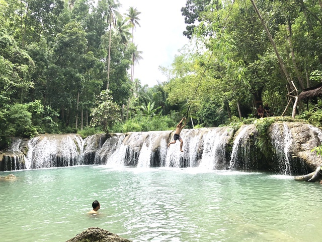 自然の中でアドベンチャーを！カンブガハイ滝（Cambugahay Falls）